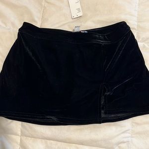 UO Grace Low-Rise Velvet Mini Skort